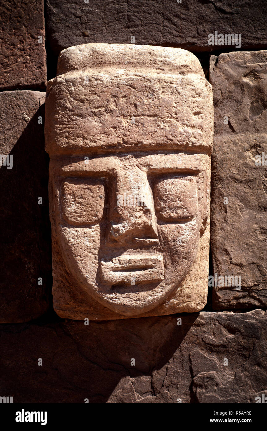 Bolivia, Rovine di Tiahuanaco, Semi-Subterranean parete del tempio, pietra scolpita Tenon-Head Foto Stock