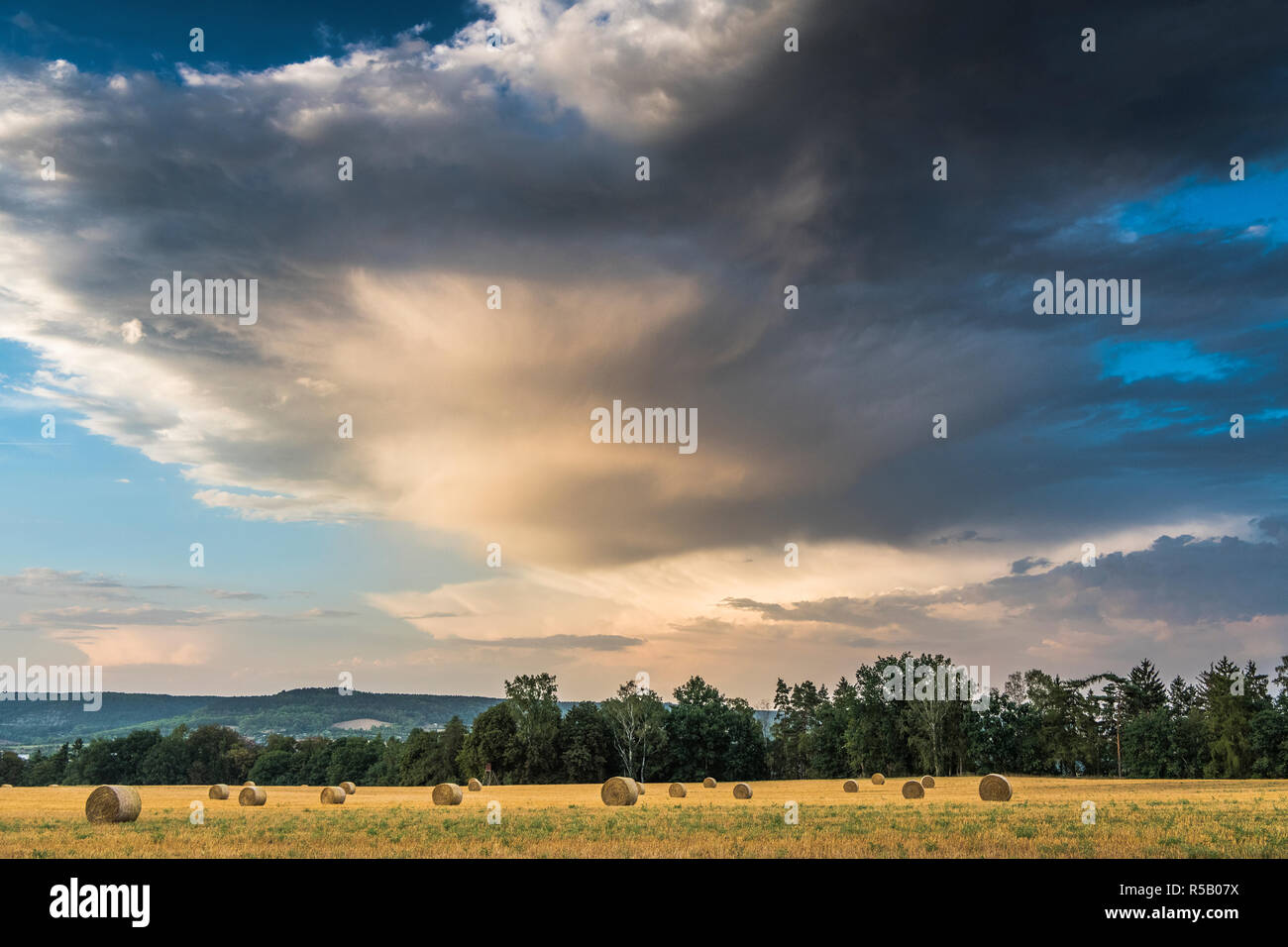 Tempesta su campo di stoppie, Turingia, Germania Foto Stock
