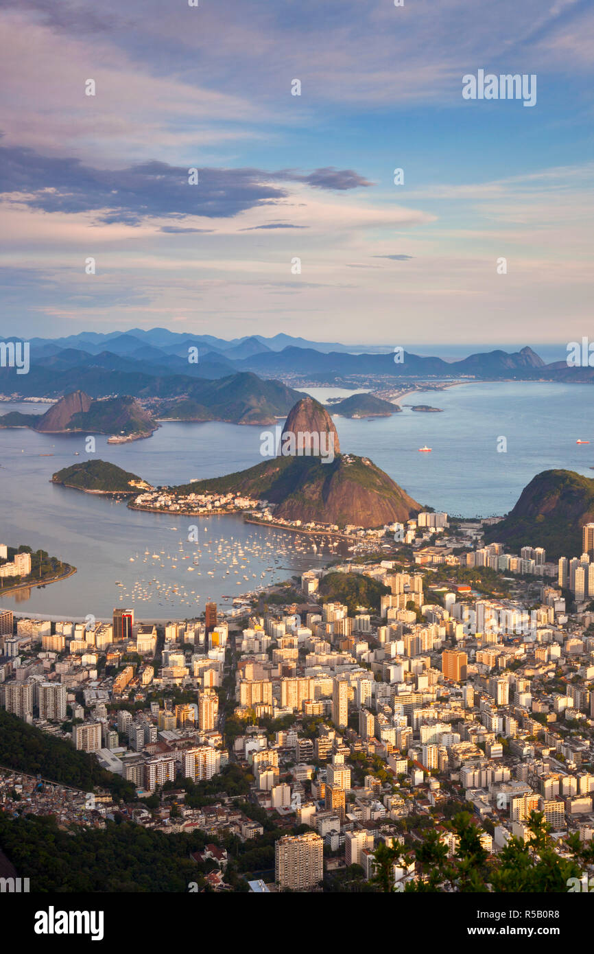Vista sulla montagna di Sugarloaf e al centro della città, a Rio de Janeiro in Brasile Foto Stock