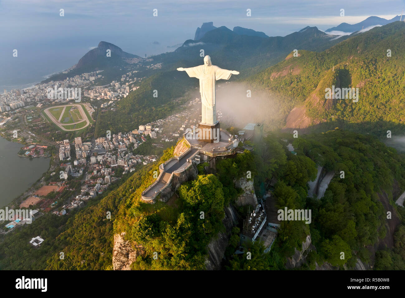 Statua di Gesù, noto come Cristo Redentor (Cristo Redentore), sul monte Corcovado a Rio de Janeiro in Brasile Foto Stock