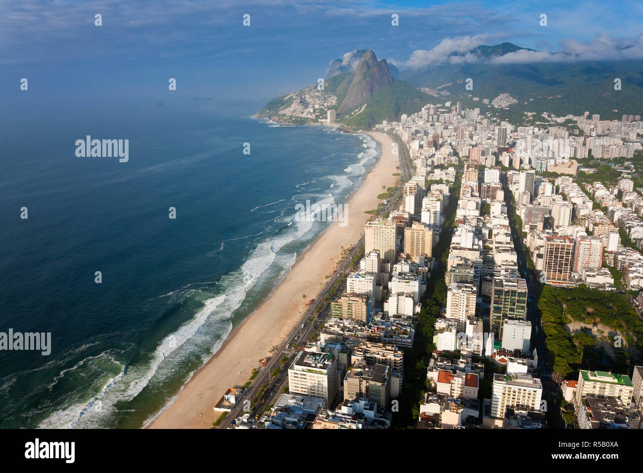 Panema spiaggia Ipanema, Dois Irmaos mountain in background, Rio de Janeiro, Brasile Foto Stock