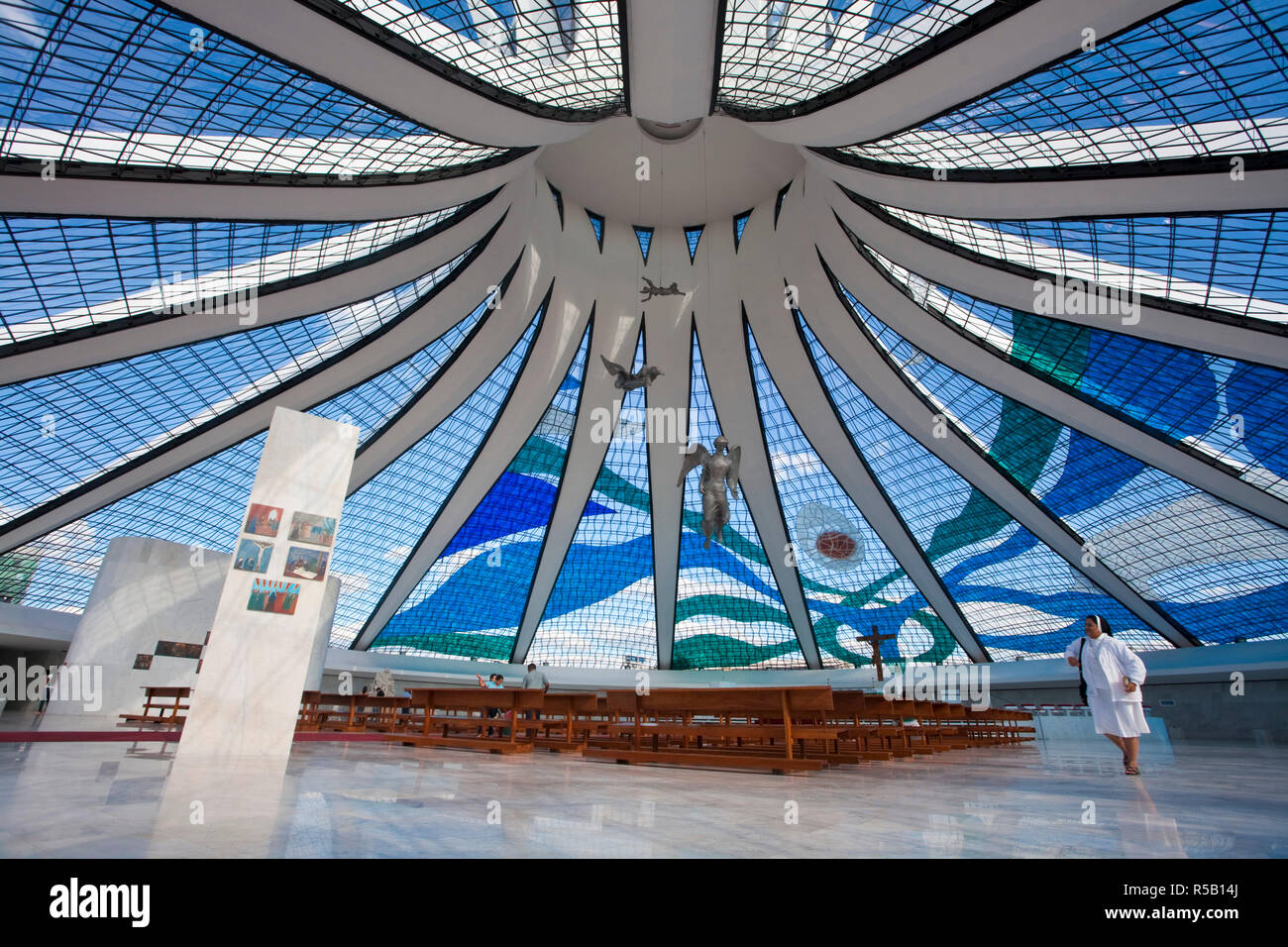 Il Brasile, Distrito Federal-Brasilia, Brasilia, interno della Cattedrale Metropolitana di Brasilia progettato dall architetto Oscar Niemeyer Foto Stock