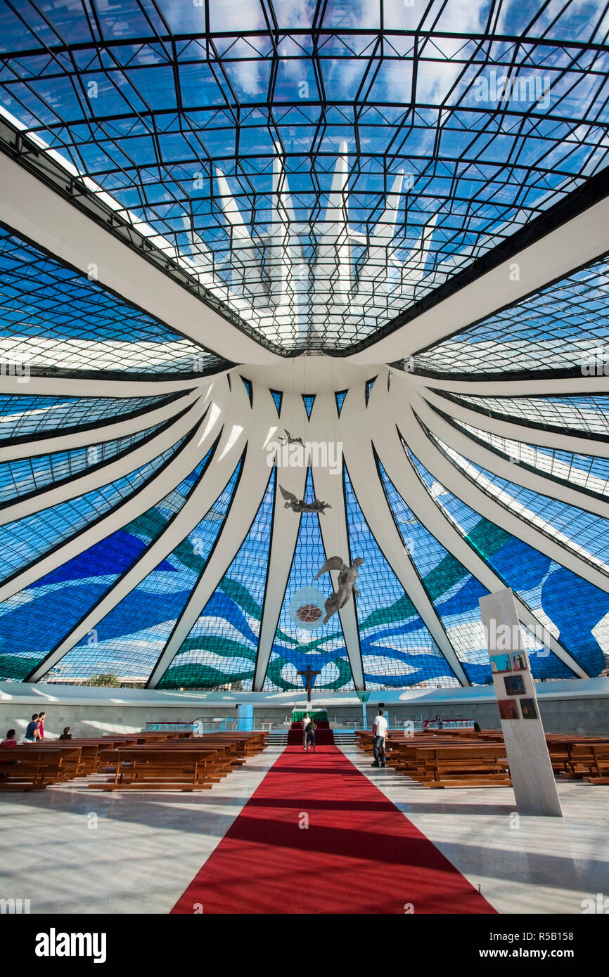 Il Brasile, Distrito Federal-Brasilia, Brasilia, interno della Cattedrale Metropolitana di Brasilia progettato dall architetto Oscar Niemeyer Foto Stock