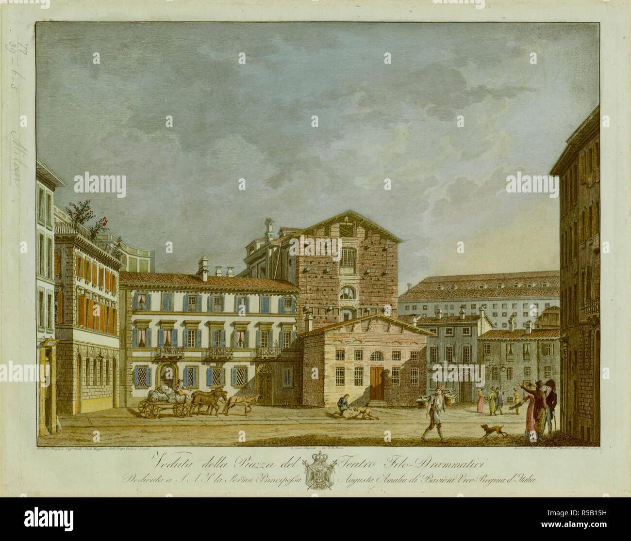 Le figure nella piazza davanti alla chiesa sconsacrata di SS Cosma e Damiano, con tre piani di edifici a destra e a sinistra. Veduta della Piazza del Teatro Filo-Drammatici : Dedicata a S.A.I. Serma la Principessa Augusta Amalia di Baviera vice regina d'Italia. [Milano] : [autore non identificato], [1807]. Fonte: Mappe K.Top.77.39.b.5. Lingua: Italiano. Foto Stock