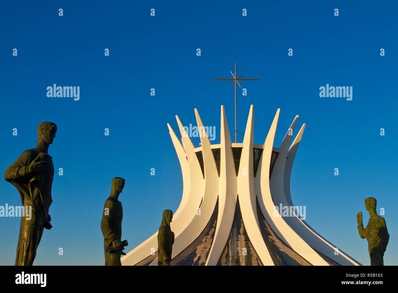 Il Brasile, Distrito Federal-Brasilia, Brasilia, sculture in bronzo che rappresentano gli evangelisti all'ingresso alla Cattedrale Metropolitana di Brasilia progettato dall architetto Oscar Niemeyer Foto Stock