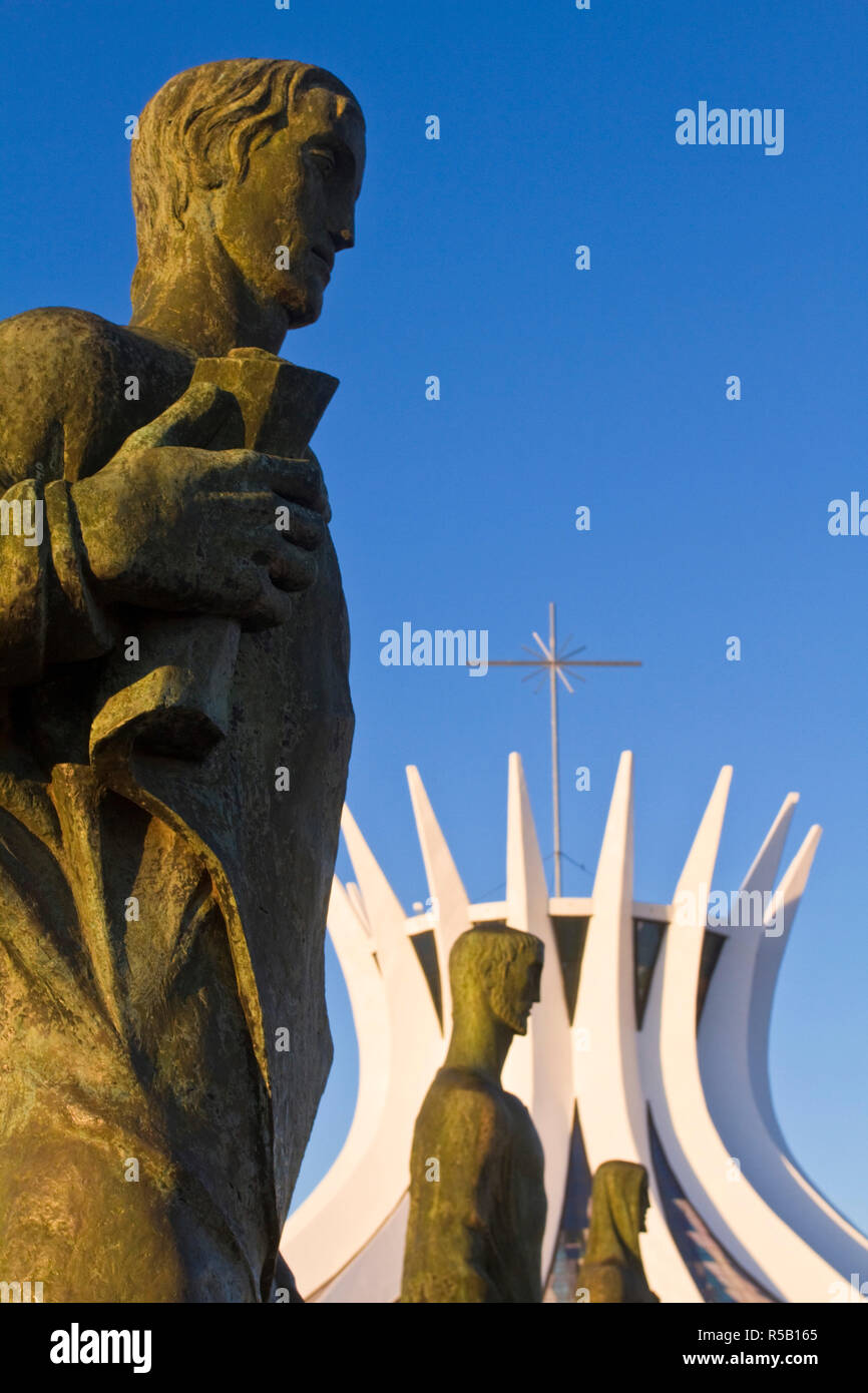 Il Brasile, Distrito Federal-Brasilia, Brasilia, sculture in bronzo che rappresentano gli evangelisti all'ingresso alla Cattedrale Metropolitana di Brasilia progettato dall architetto Oscar Niemeyer Foto Stock