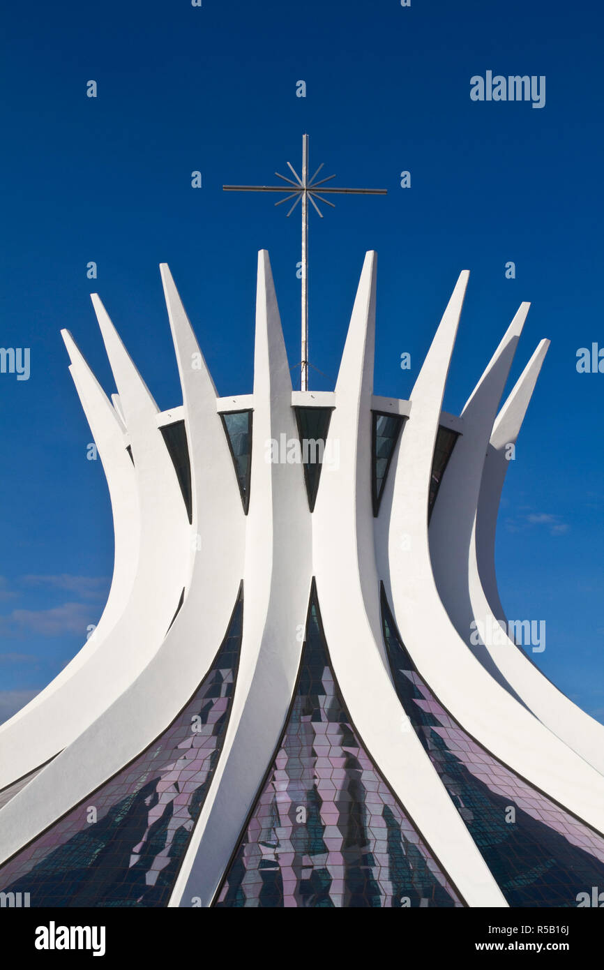 Il Brasile, Distrito Federal-Brasilia, Brasilia, Cattedrale Metropolitana di Brasilia progettato dall architetto Oscar Niemeyer Foto Stock