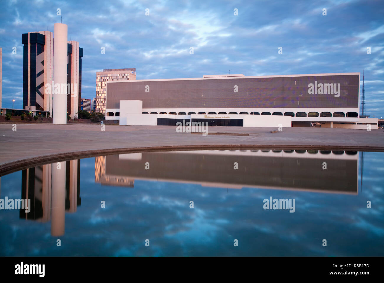 Il Brasile, Distrito Federal-Brasilia, Brasilia, complesso culturale della Repubblica, nella libreria nazionale e gli edifici che riflettono in piscina Foto Stock