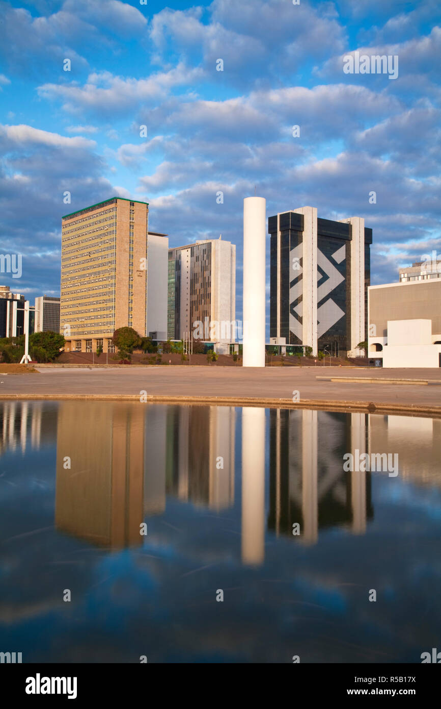 Il Brasile, Distrito Federal-Brasilia, Brasilia, complesso culturale della Repubblica, nella libreria nazionale e gli edifici che riflettono in piscina Foto Stock