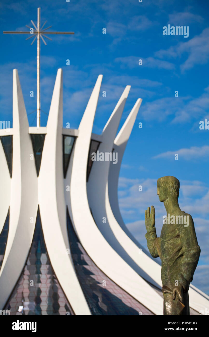 Il Brasile, Distrito Federal-Brasilia, Brasilia, sculture in bronzo che rappresentano gli evangelisti all'ingresso alla Cattedrale Metropolitana di Brasilia progettato dall architetto Oscar Niemeyer Foto Stock
