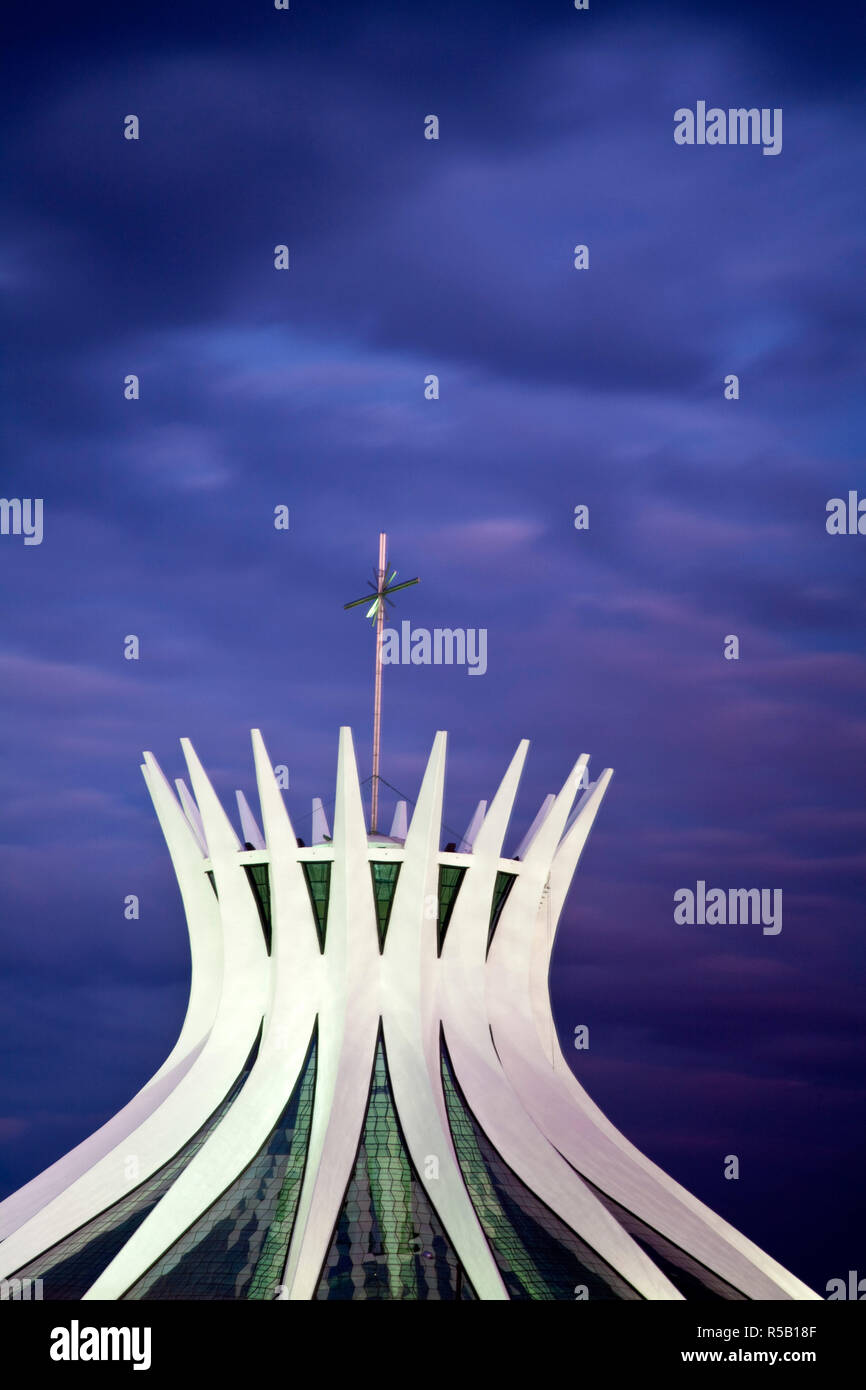 Il Brasile, Distrito Federal-Brasilia, Brasilia, Cattedrale Metropolitana di Brasilia di notte progettato dall architetto Oscar Niemeyer Foto Stock