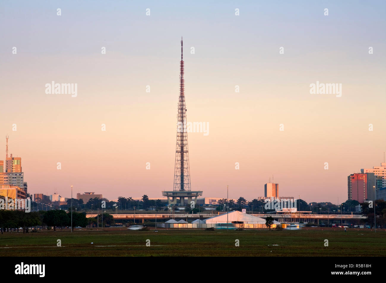 Il Brasile, Distrito Federal-Brasilia, Brasilia, la torre della televisione all'alba Foto Stock