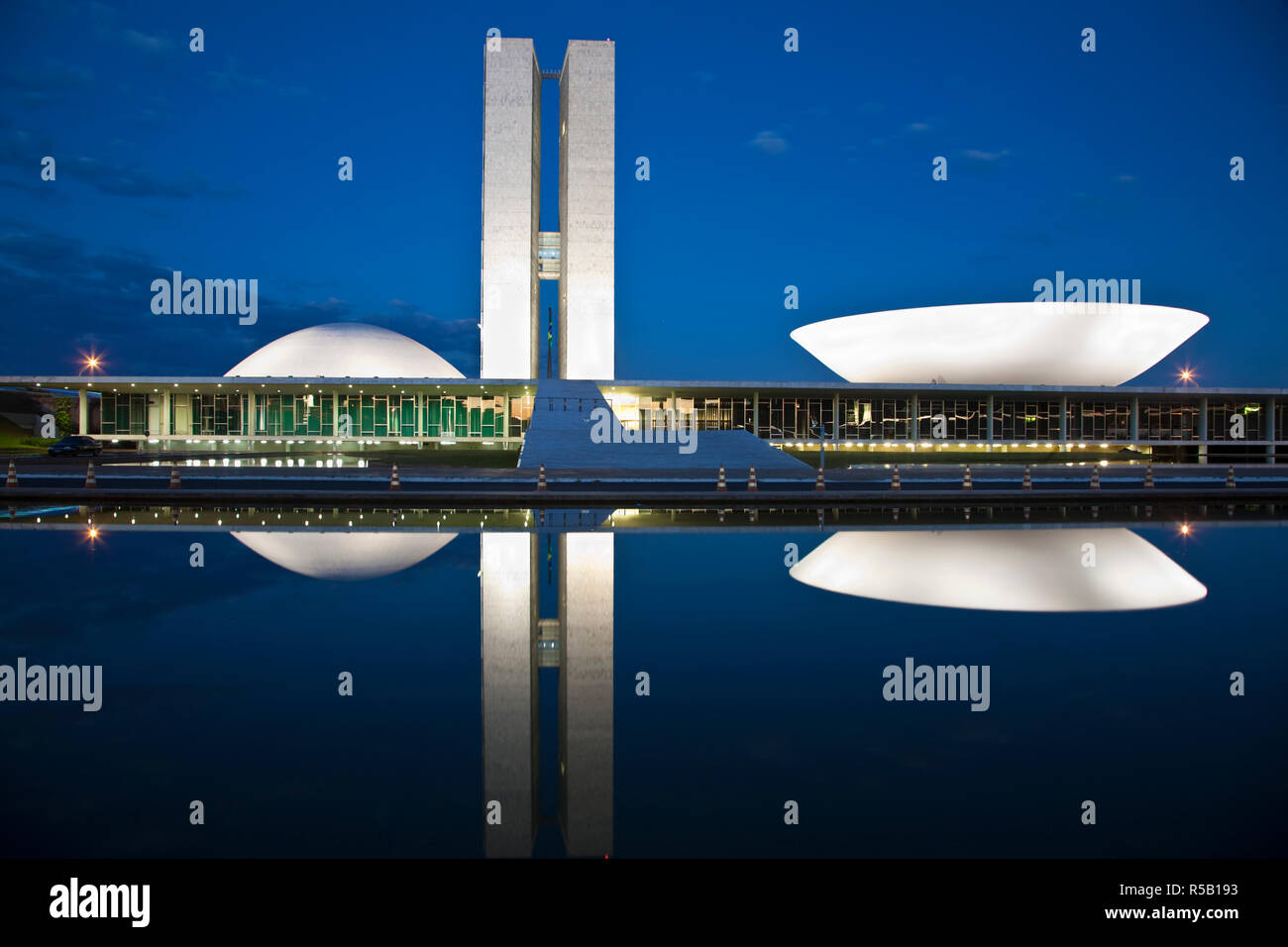 Il Brasile, Distrito Federal-Brasilia, Brasilia, del congresso nazionale del Brasile, progettato da Oscar Niemeyer Foto Stock