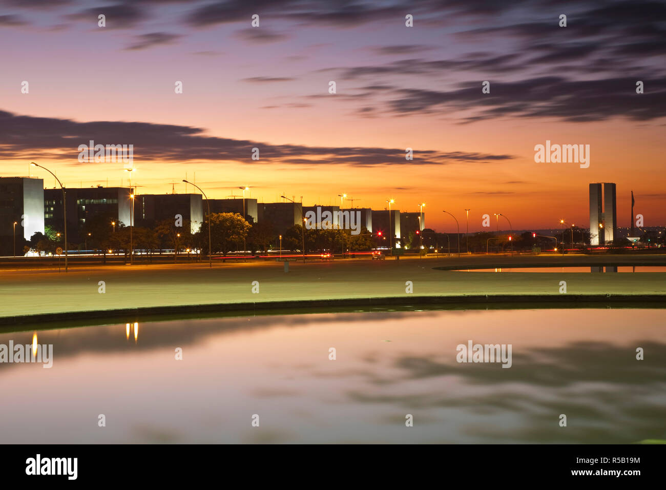 Il Brasile, Distrito Federal-Brasilia, Brasilia, del congresso nazionale del Brasile, progettato da Oscar Niemeyer e ministero di edifici al tramonto Foto Stock
