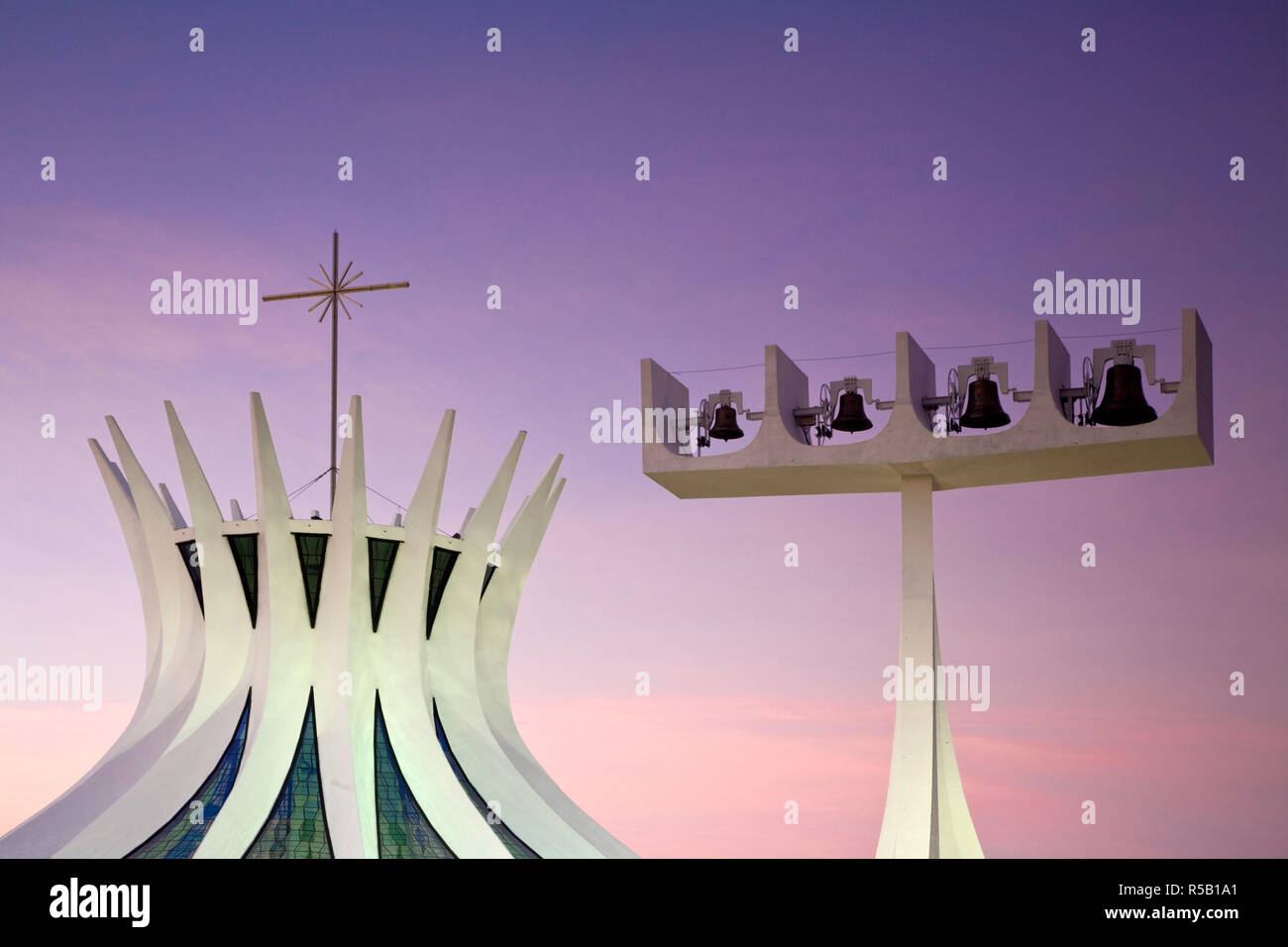 Il Brasile, Distrito Federal-Brasilia, Brasilia, Cattedrale Metropolitana di Brasilia progettato dall architetto Oscar Niemeyer Foto Stock