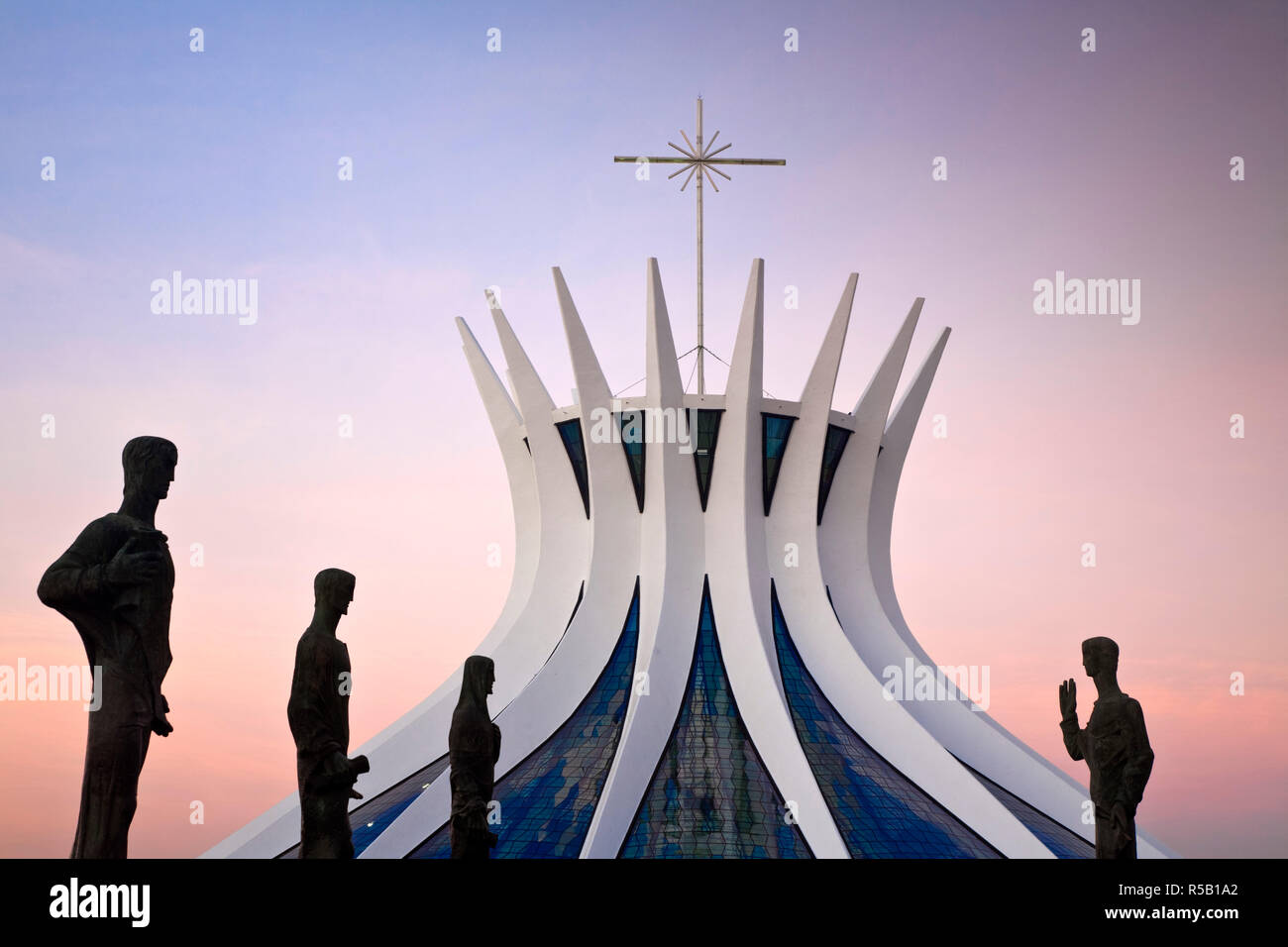 Il Brasile, Distrito Federal-Brasilia, Brasilia, sculture in bronzo che rappresentano gli evangelisti all'ingresso alla Cattedrale Metropolitana di Brasilia progettato dall architetto Oscar Niemeyer Foto Stock