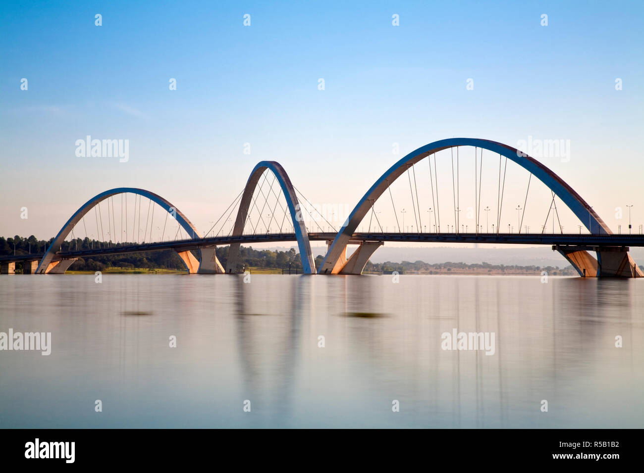 Il Brasile, Distrito Federal-Brasilia, Brasilia, lago Paranoa - lago Paranoa fare, Juscelino Kubitschek bridge Foto Stock