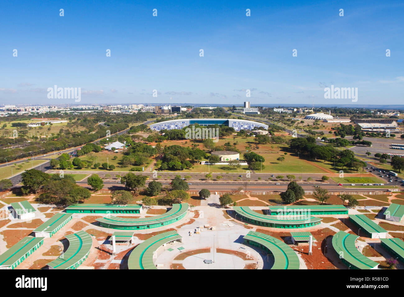 Il Brasile, Distrito Federal-Brasilia, Brasilia, vista di Eixo Monumental dalla torre della televisione Foto Stock