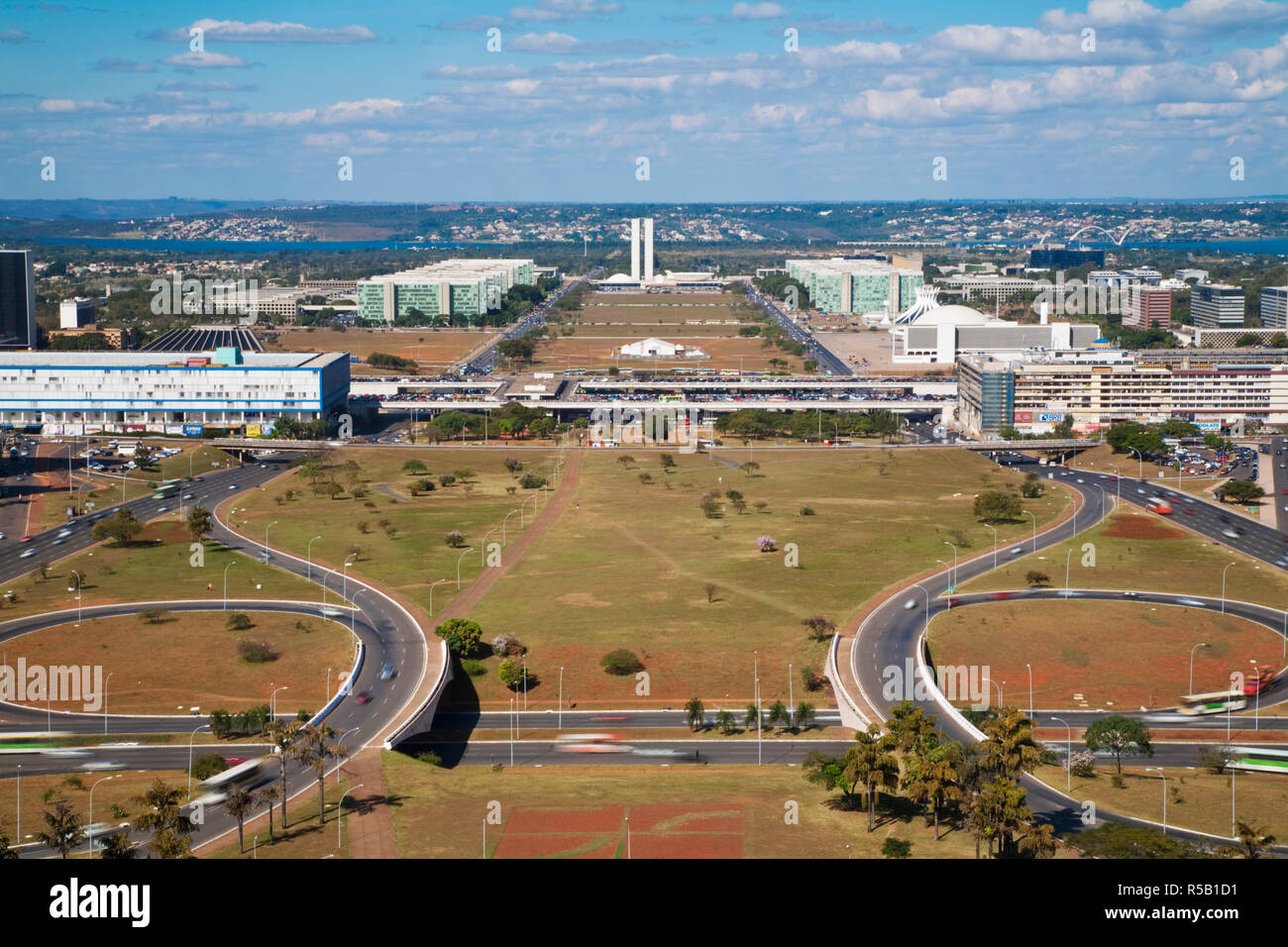 Il Brasile, Distrito Federal-Brasilia, Brasilia, vista di Eixo Monumental dalla torre della televisione Foto Stock