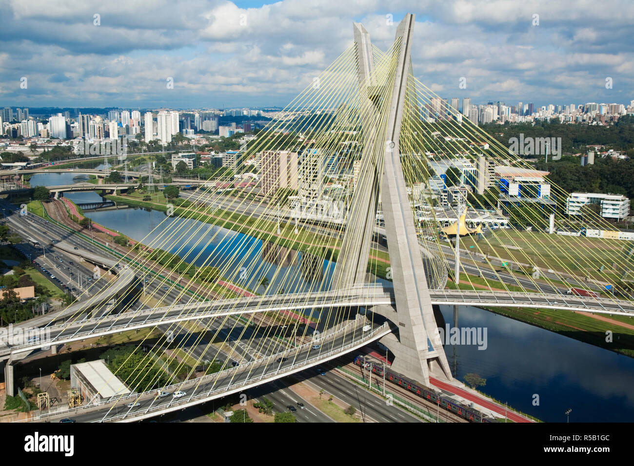 Il Brasile, Sao Paulo, Sao Paulo, Octavio Frias de Oliveira bridge - Estaiada Bridge o ponte Morumbi, oltre il fiume Pinheiros Foto Stock