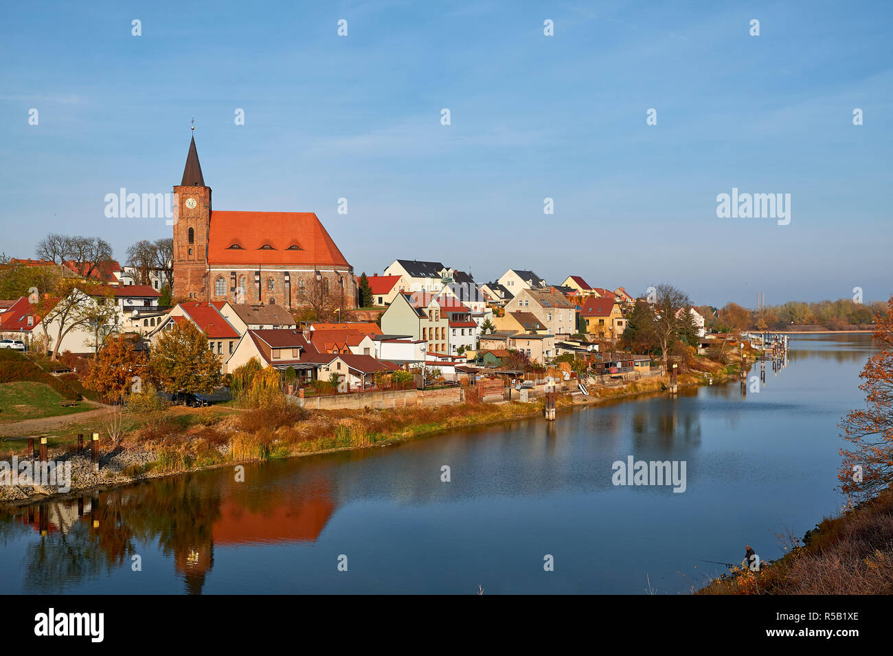 Fürstenberg con Nikolaikirche al Oder-Spree canal, Eisenhüttenstadt, Oder-Spree district, Brandeburgo, Germania Foto Stock