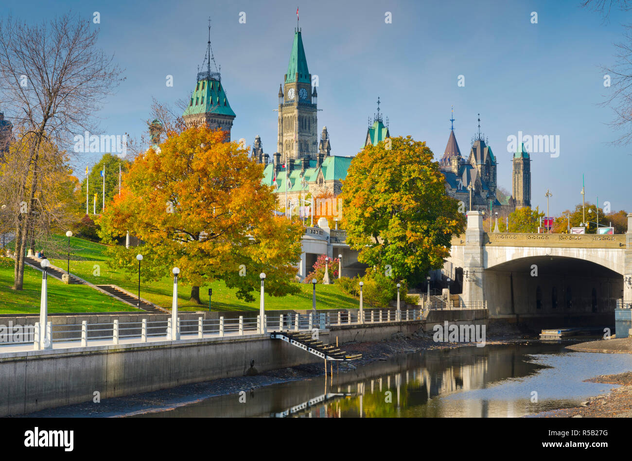 Canada Ontario, Ottawa, il parlamento canadese attraverso Rideau Canal Foto Stock
