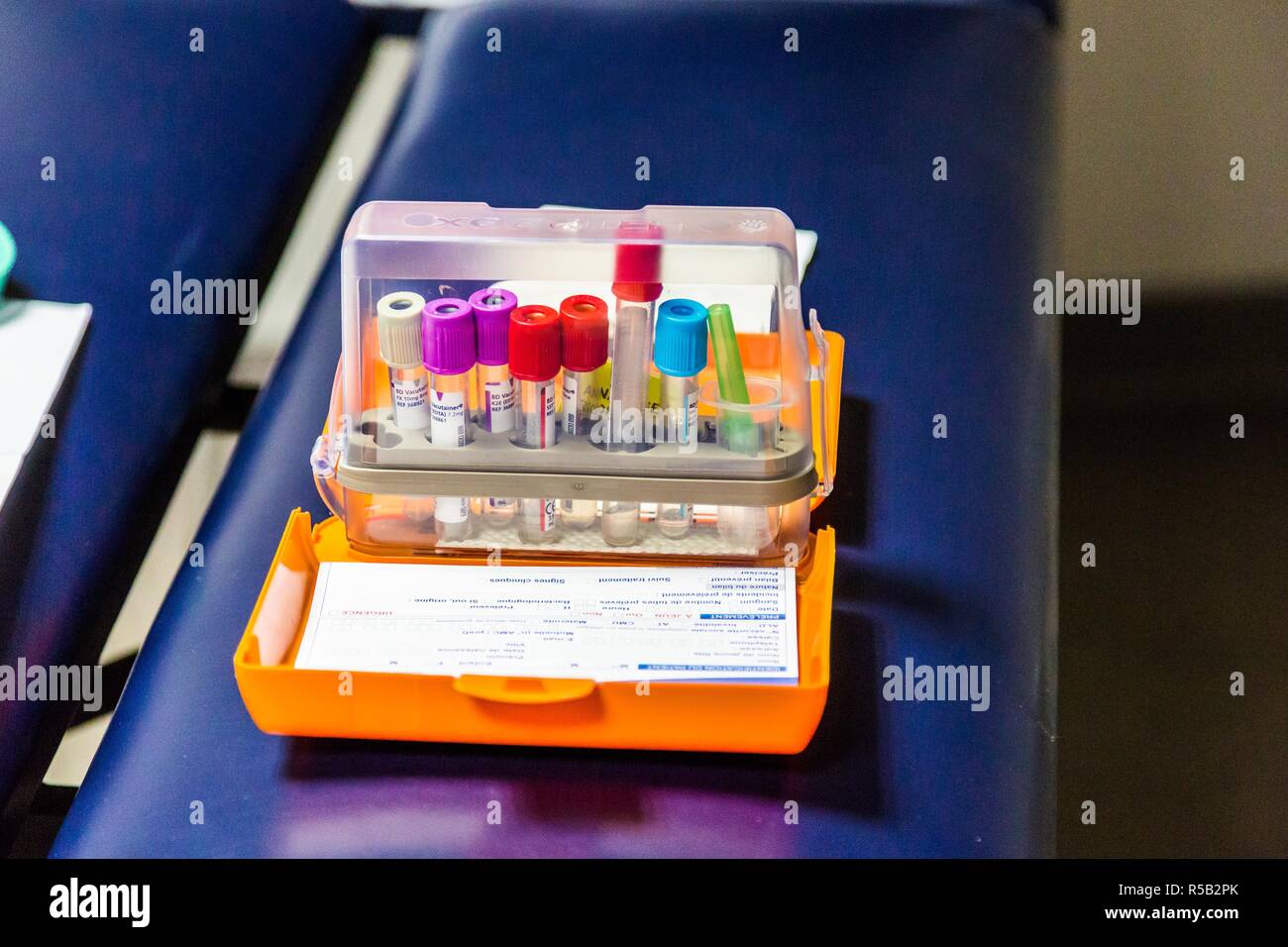 Infermiera liberale tenendo il campione di sangue da un paziente. Foto Stock