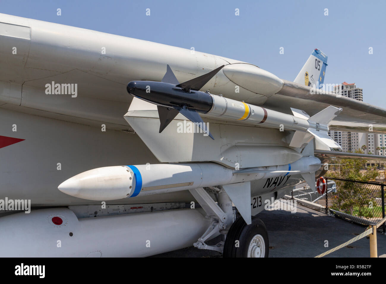 AIM Sidewinder missile (e possibley una AIM-7 Sparrow ), F-14 Tomcat aerei da combattimento, USS Midway Museum di San Diego, California, Stati Uniti. Foto Stock