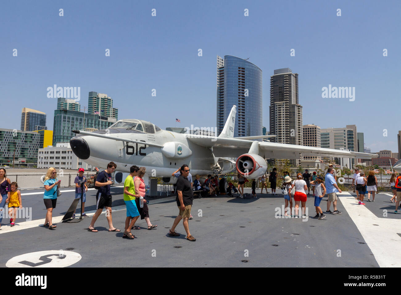 Un EKA-3 Skywarrior, electronic warfare aeromobili e petroliera USS Midway Museum di San Diego, California, Stati Uniti. Foto Stock