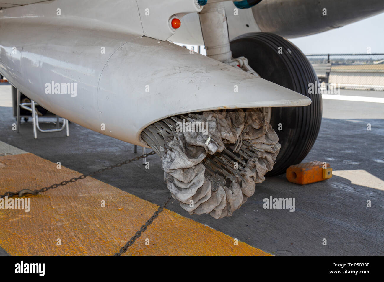 Il tubo flessibile del combustibile (o drogue) su un EKA-3 Skywarrior, electronic warfare aeromobili e petroliera USS Midway Museum di San Diego, California, Stati Uniti. Foto Stock