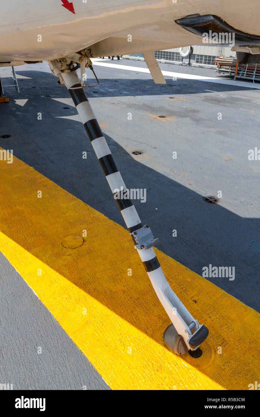 Gancio di arresto su una EKA-3 Skywarrior, electronic warfare aeromobili e petroliera USS Midway Museum di San Diego, California, Stati Uniti. Foto Stock