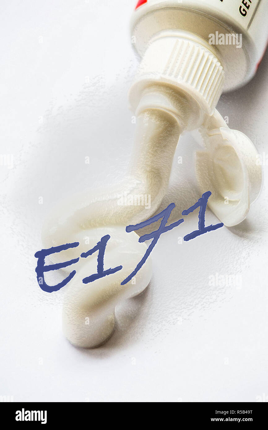 Il dentifricio contenente biossido di titanio, additivo alimentare E171. Foto Stock