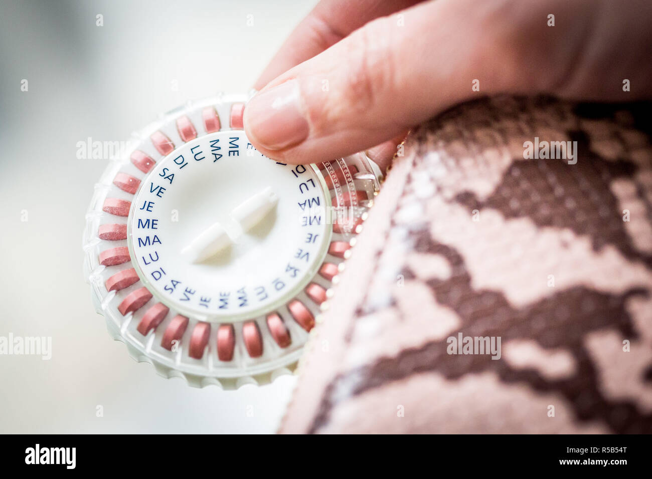 Donna prendendo una terapia di sostituzione ormonale pillole. Foto Stock