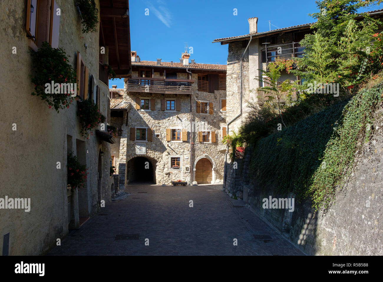 Il borgo medioevale di Canale di Tenno, Lago di Garda, provincia di Trento, Trentino, Italia Foto Stock