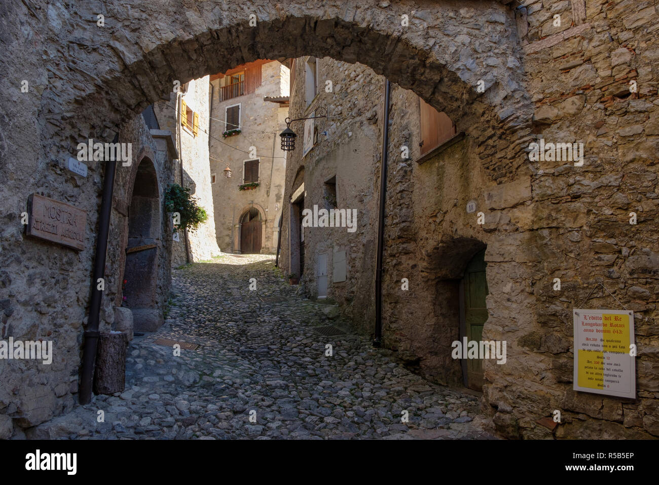 Il borgo medioevale di Canale di Tenno, Lago di Garda, provincia di Trento, Trentino, Italia Foto Stock