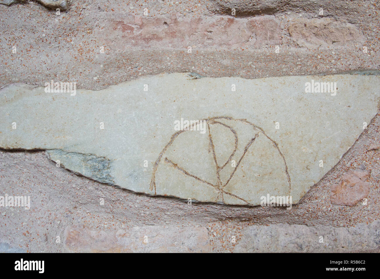 Chi-Rho (XP). Un Christogram danneggiato (monogramma di Cristo Gesù) nell atrio della Basiica di Santa Sabina. È questo uno dei più antichi di Roma? Foto Stock