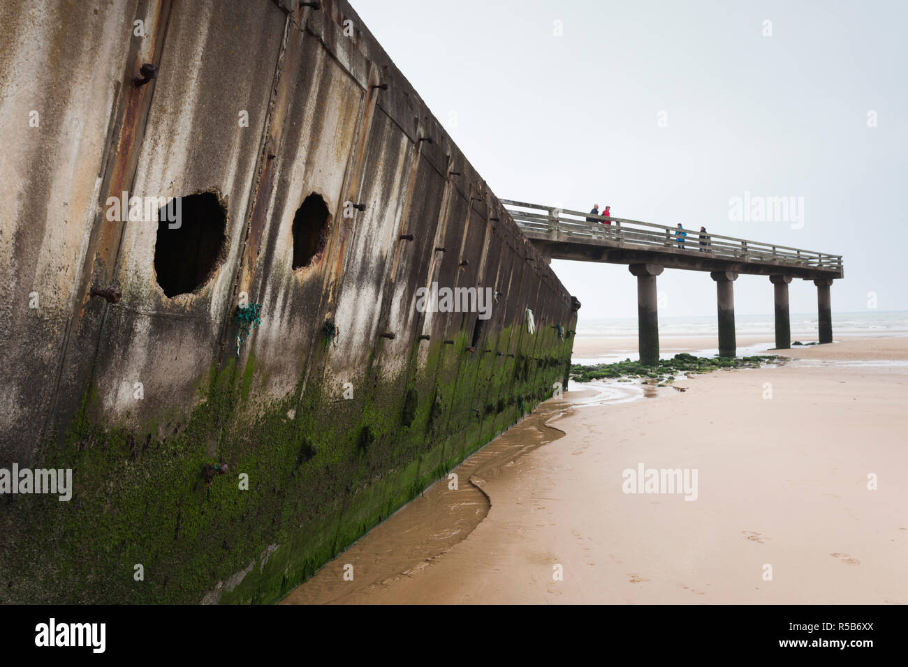 Francia, regione della Normandia, Dipartimento di Calvados, D-Day spiagge, St-Laurent Sur Mer,, WW2-era la spiaggia di Omaha, rovine di Mulberry Floating Harbour e pier Foto Stock