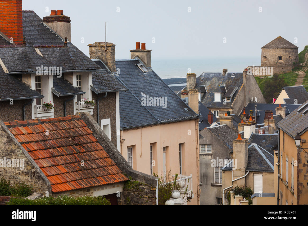 Francia, regione della Normandia, Dipartimento di Calvados, D-Day spiagge, Port en bessin, elevati vista città Foto Stock