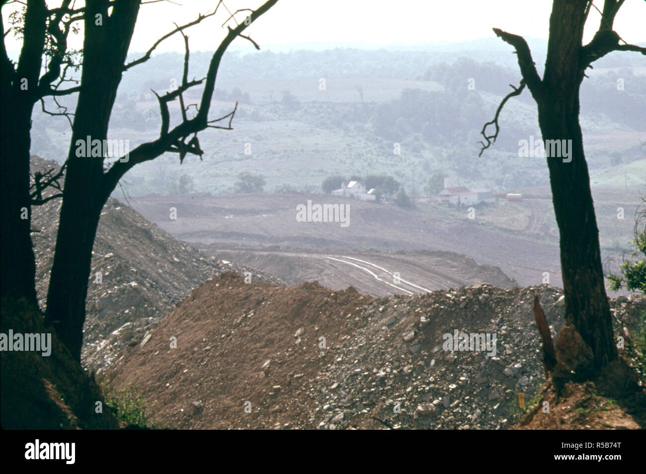 1974 - la striscia di terreni minati soddisfa i terreni agricoli vicino all' incrocio di Via #800 e la Interstate 70 vicino a Morristown, Ohio. 07/1974 Foto Stock