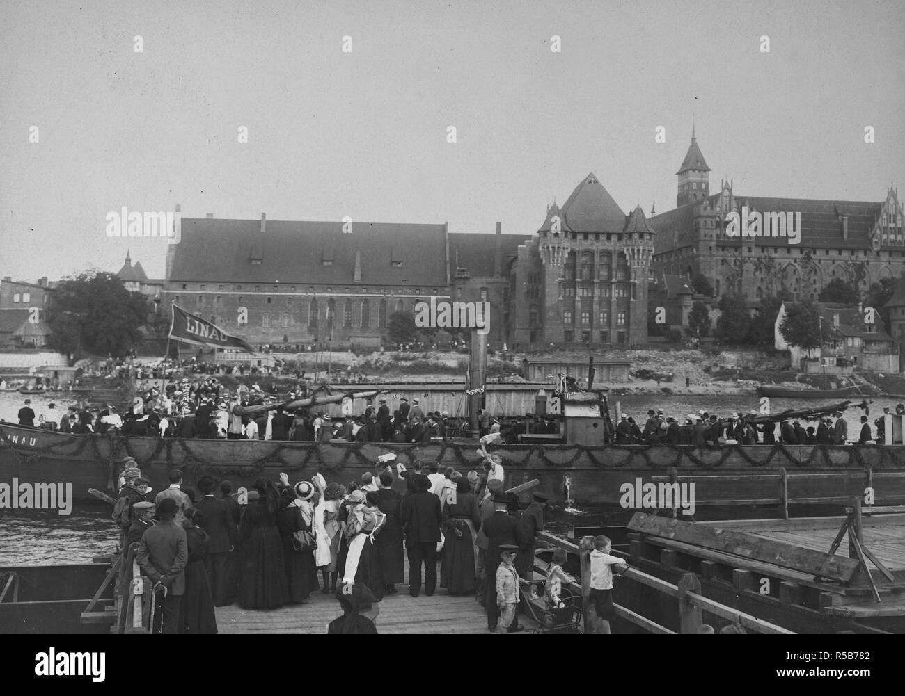 Il Plebiscito come per lo stato di Oriente e di Occidente la Prussia che ha portato a una stragrande maggioranza di voti tedesco: Tedesco elettori lasciando la nave da Danzica. Il 'Marienburg' in background ca. 1920 Foto Stock