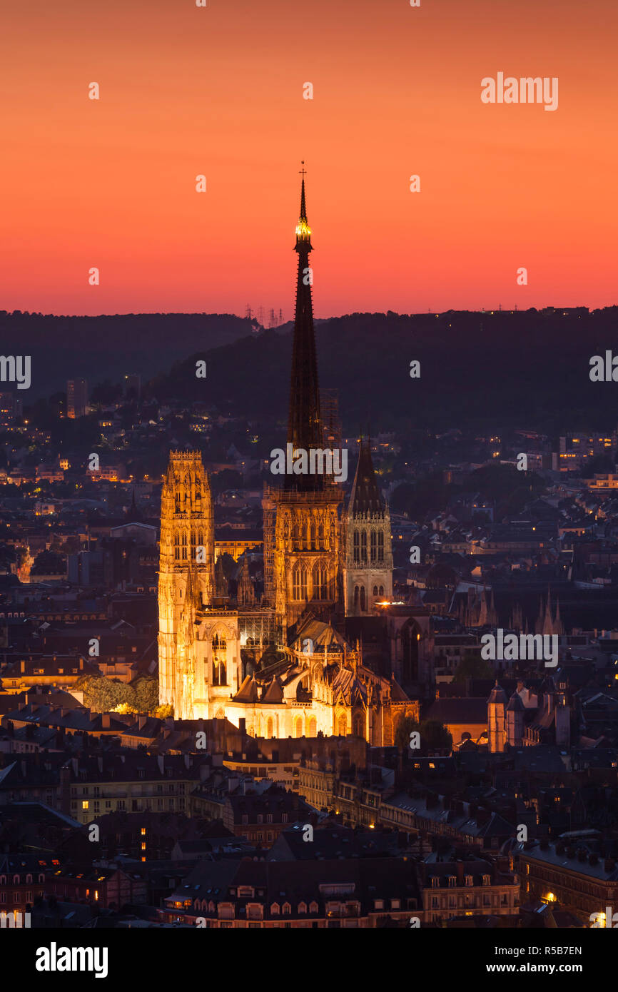 Francia, regione della Normandia, dipartimento Seine-Maritime, Rouen, elevati vista città con cattedrale Foto Stock