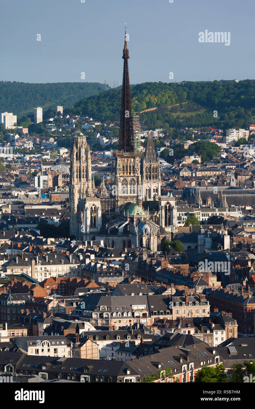 Francia, regione della Normandia, dipartimento Seine-Maritime, Rouen, elevati vista città con cattedrale Foto Stock