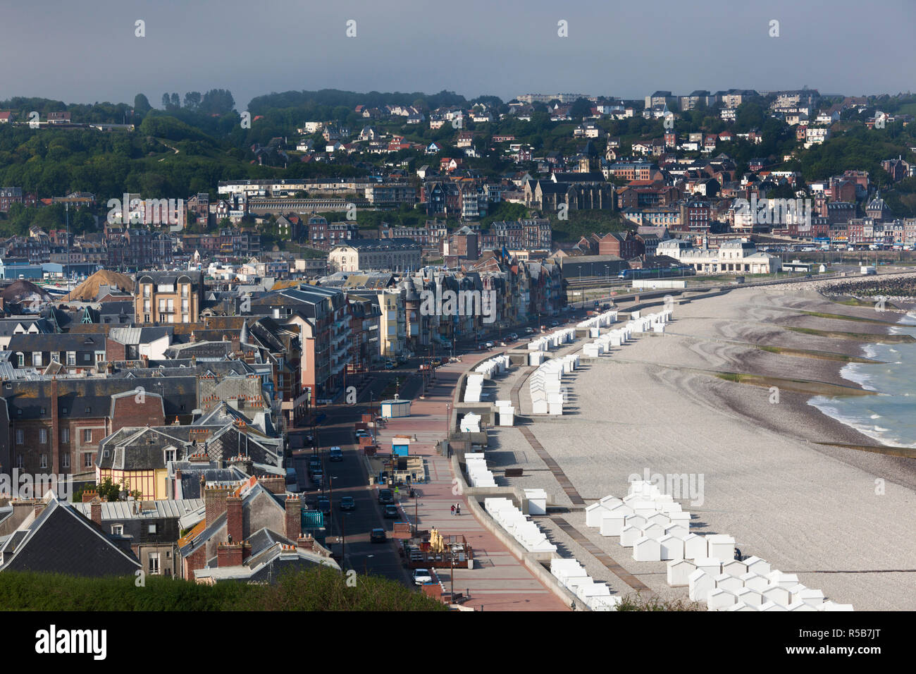 Francia, regione della Normandia, dipartimento Seine-Maritime, meri Les Bains, cittadina vista in elevazione Foto Stock