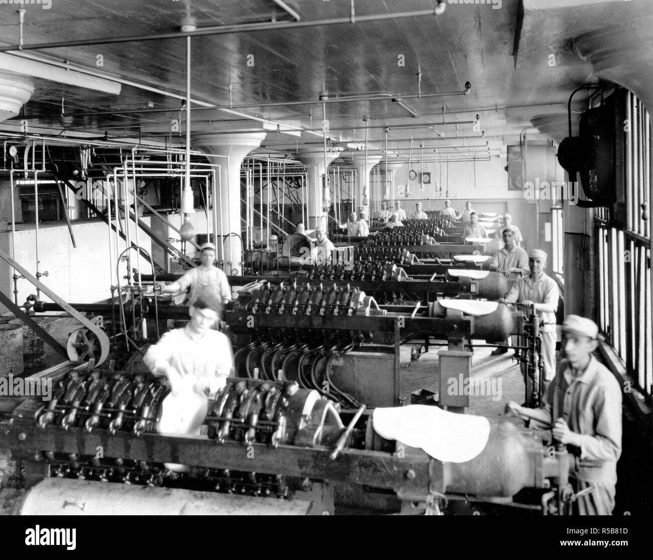 Industrie di guerra - Gomma da masticare Wrigley - Estrazione di fabbrica tutti i corpi estranei dal chicle forzandolo attraverso pesanti a maglia fine panni di tela ca. 1918 Foto Stock