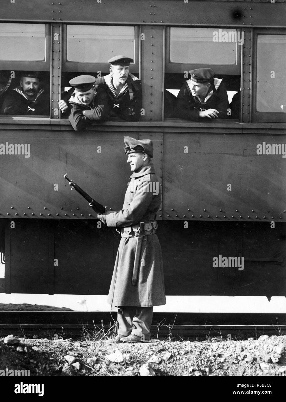 Tedesco marinai off per campo di detenzione. Germain marinai provenienti da navi internati a Filadelfia en route per campi di detenzione a Fort Oglethorpe e Fort McPherson, Georgia ca. 1917-1918 Foto Stock