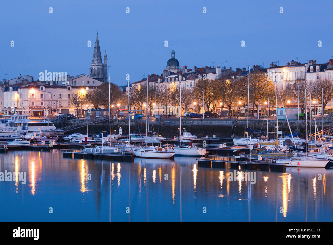 Francia, regione Poitou-Charentes, dipartimento della Charente-Maritime, La Rochelle, Porto Vecchio, alba Foto Stock