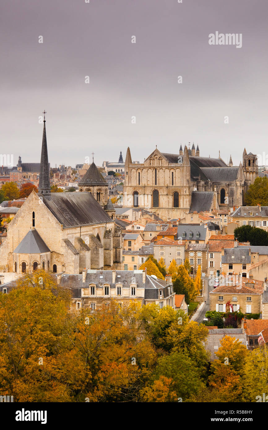 Francia, regione Poitou-Charentes, Dipartimento di Vienne, Poitiers, vista in elevazione del comune e la Cattedrale di St-Pierre, autunno Foto Stock