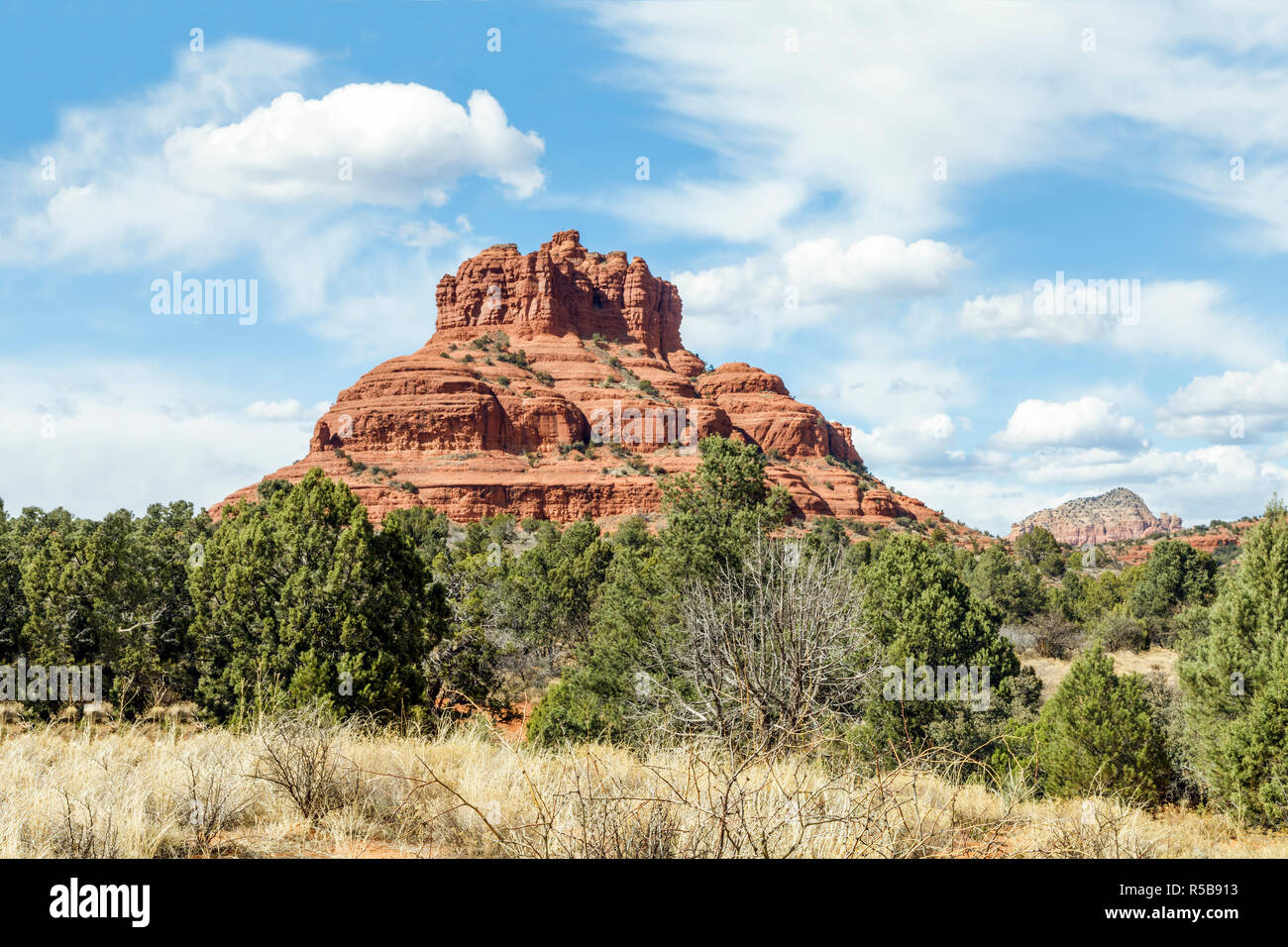 La Bell Rock è un iconico punto di riferimento butte rock formazione nel deserto vicino alla città di Oak Creek a sud di Sedona, in Arizona. Foto Stock