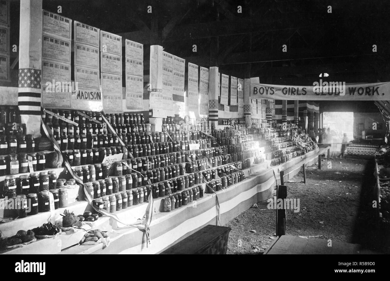 La somministrazione di cibo - Campagna Anti-Waste - guerra le attività di rilievo in Indiana. Ragazzi e Ragazze Club lavoro, Montgomery County ca. 1916-1918 Foto Stock