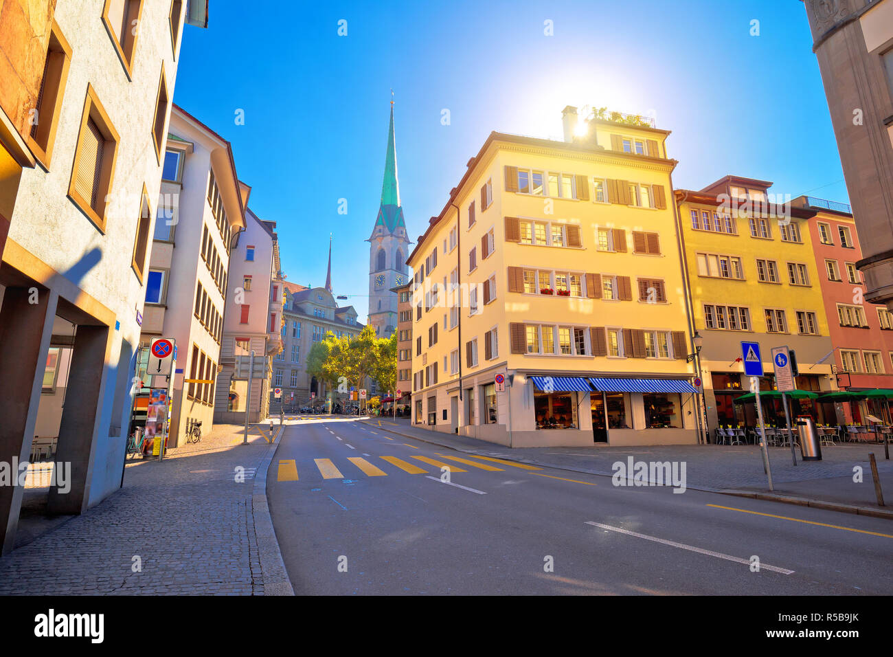 Coloratissima street di Zurigo sun vista haze, la Svizzera centrale Foto Stock